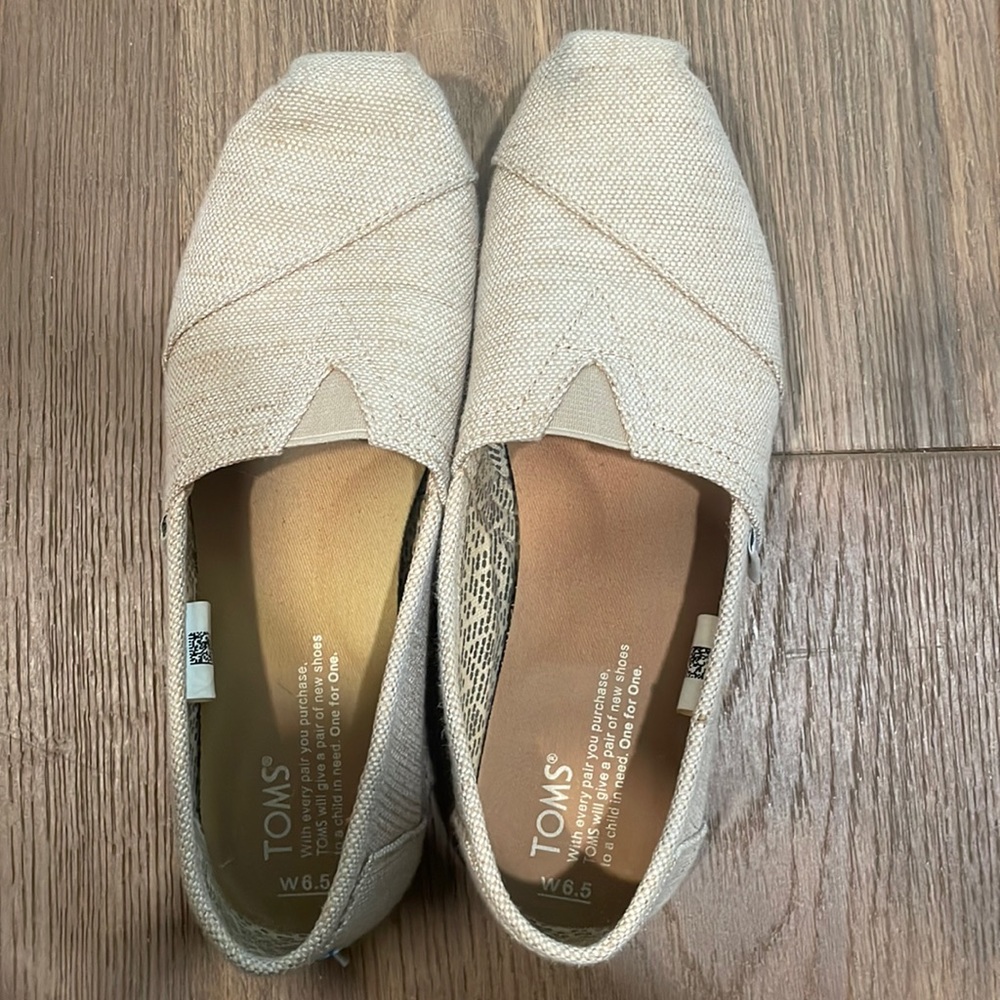 Tan with gold fleck Toms. Size 6.5